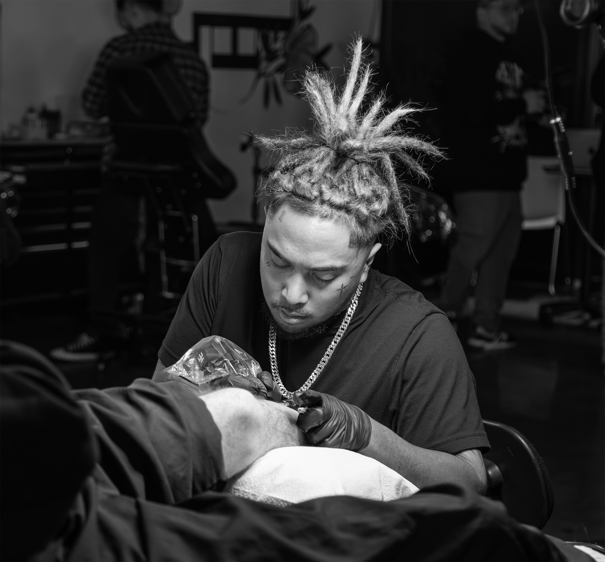A tattoo artist tattooing at Rich in Flesh in Livermore, CA
